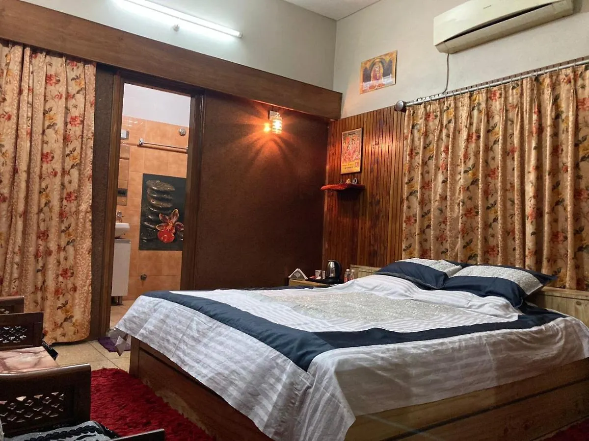 Pretty Garden View Apartment 3Bhk Furnished Flat Near Kashi Vishwanath Temple Varanasi