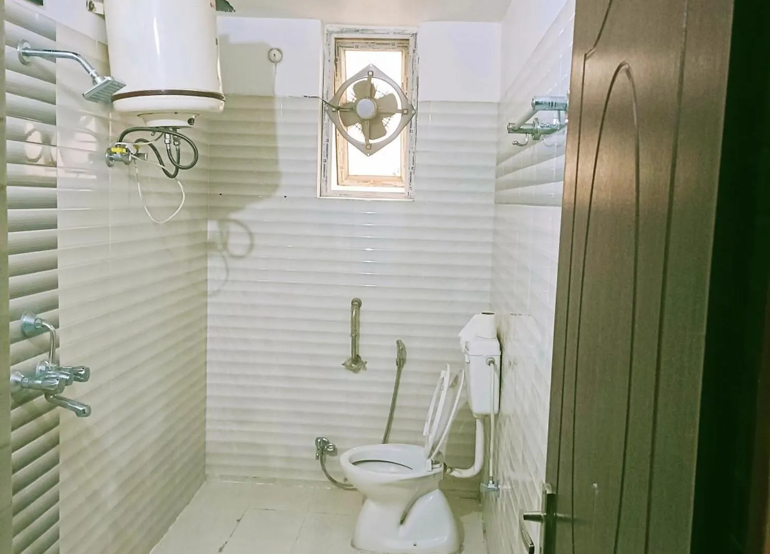 Pretty Garden View Apartment 3Bhk Furnished Flat Near Kashi Vishwanath Temple Varanasi