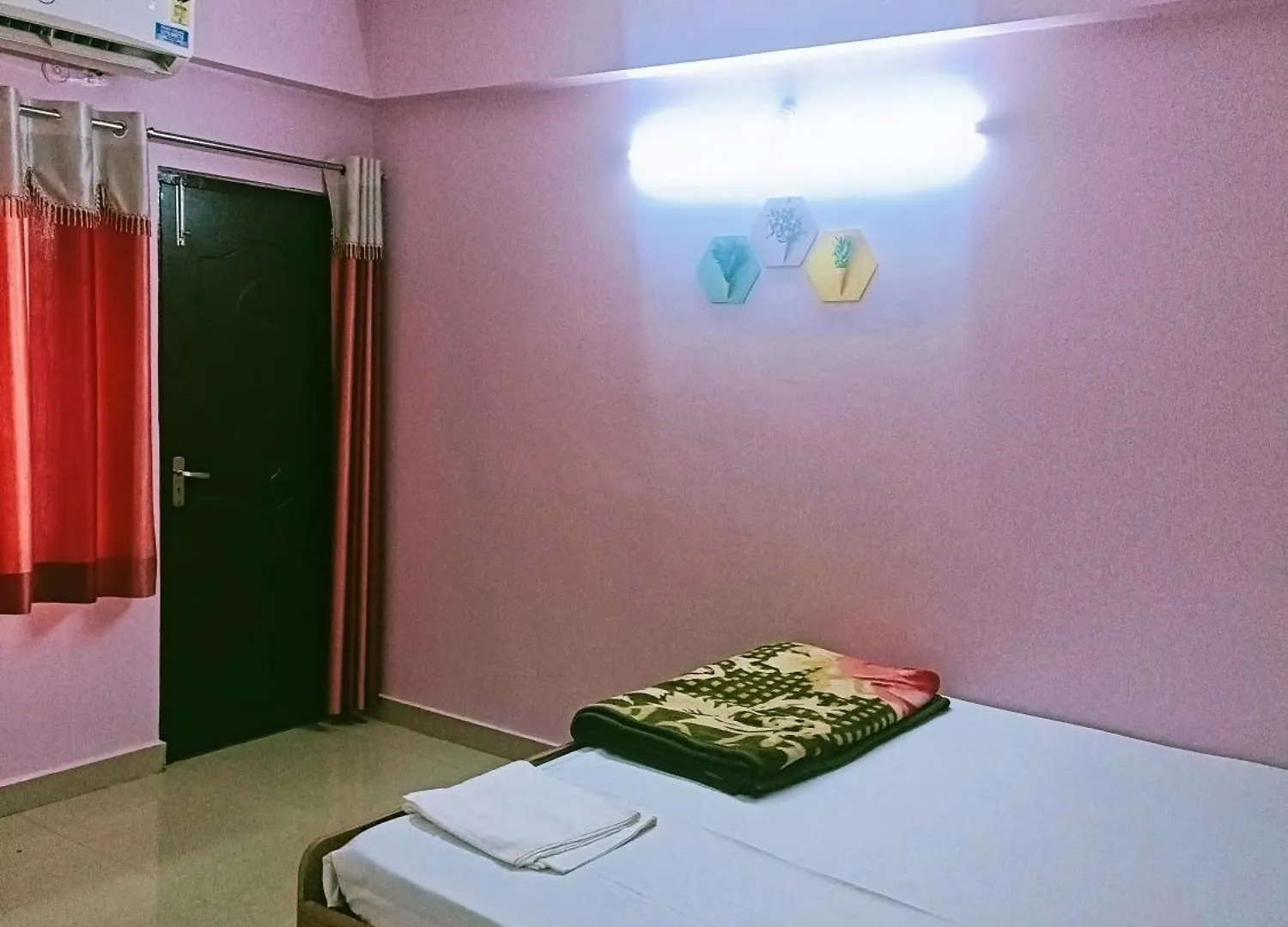 Pretty Garden View Apartment 3Bhk Furnished Flat Near Kashi Vishwanath Temple Varanasi India