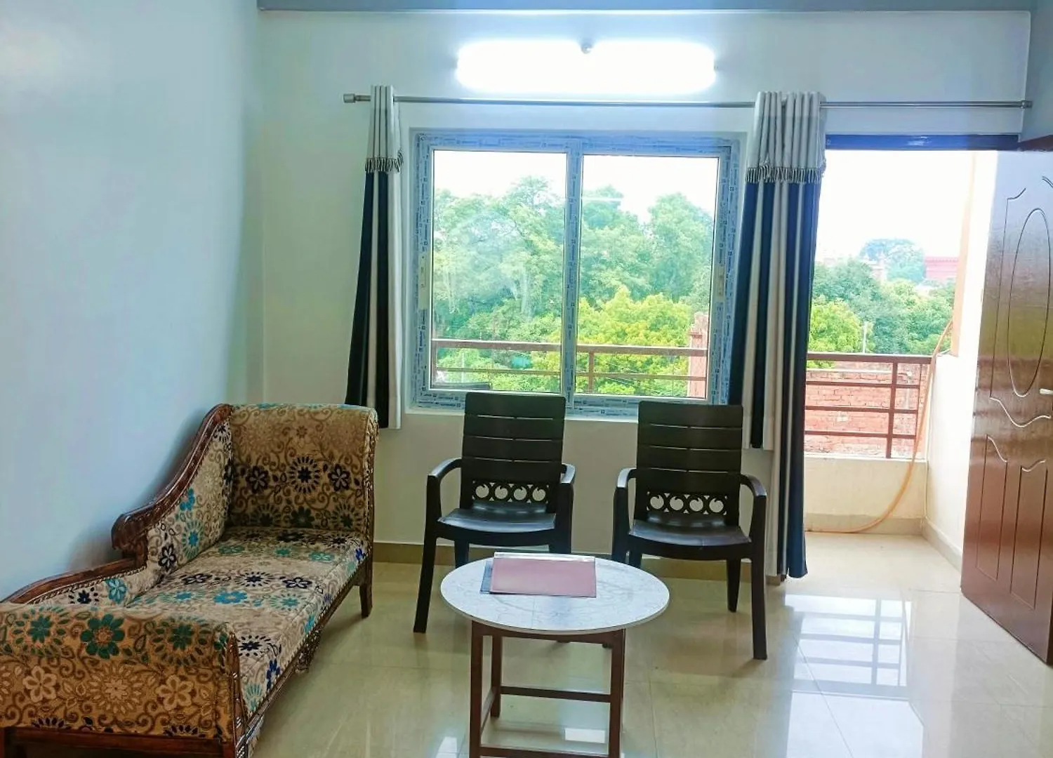 Pretty Garden View Apartment 3Bhk Furnished Flat Near Kashi Vishwanath Temple Varanasi