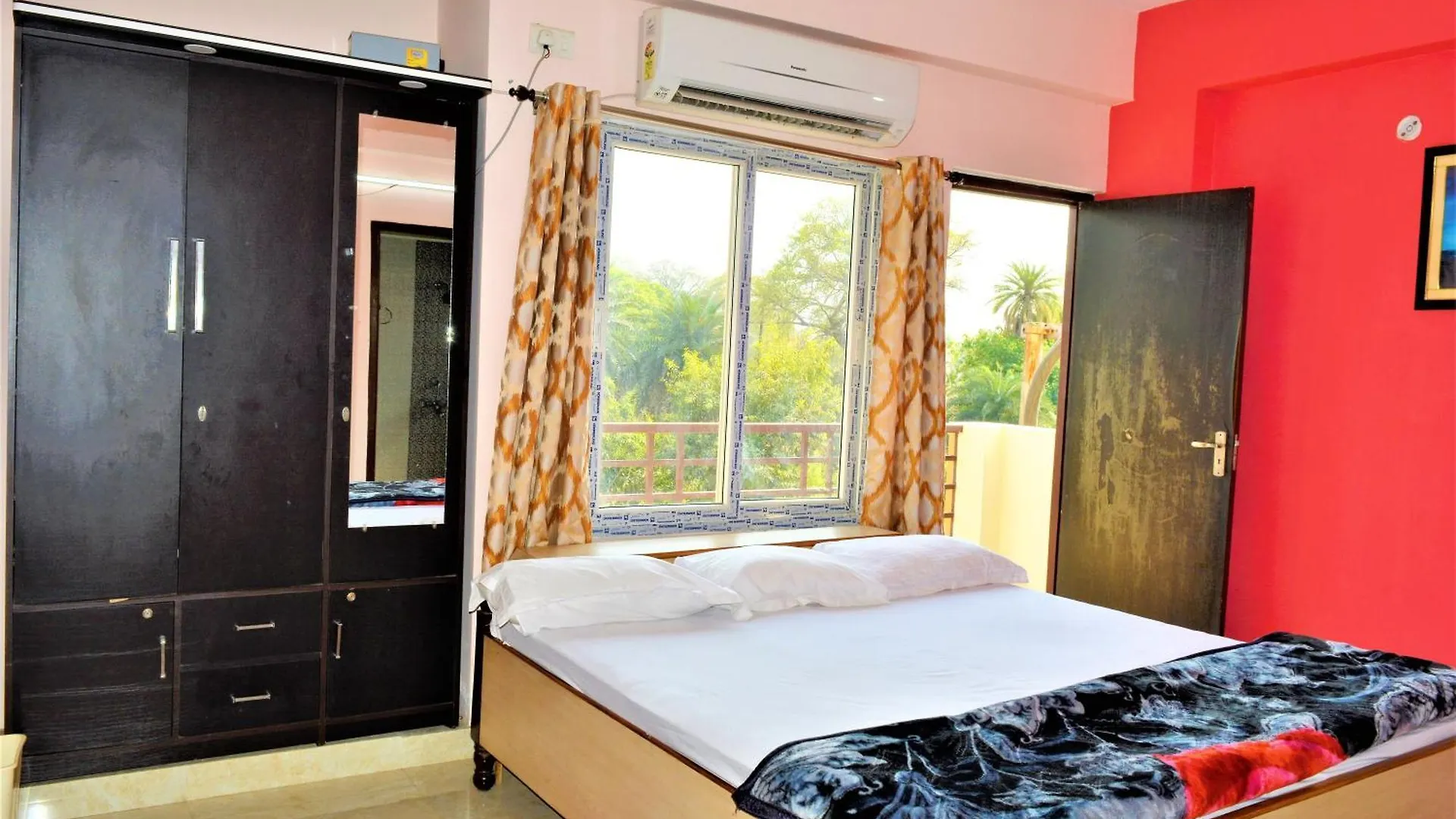 Pretty Garden View Apartment 3Bhk Furnished Flat Near Kashi Vishwanath Temple Varanasi