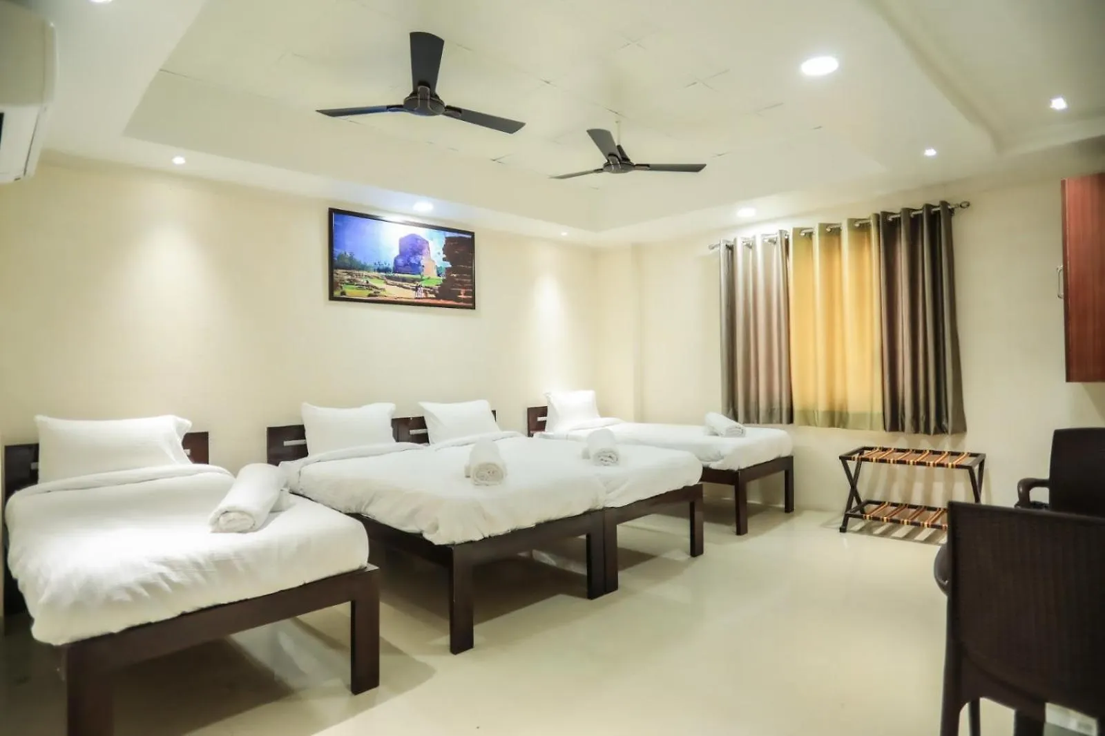 Pretty Garden View Apartment 3Bhk Furnished Flat Near Kashi Vishwanath Temple Varanasi