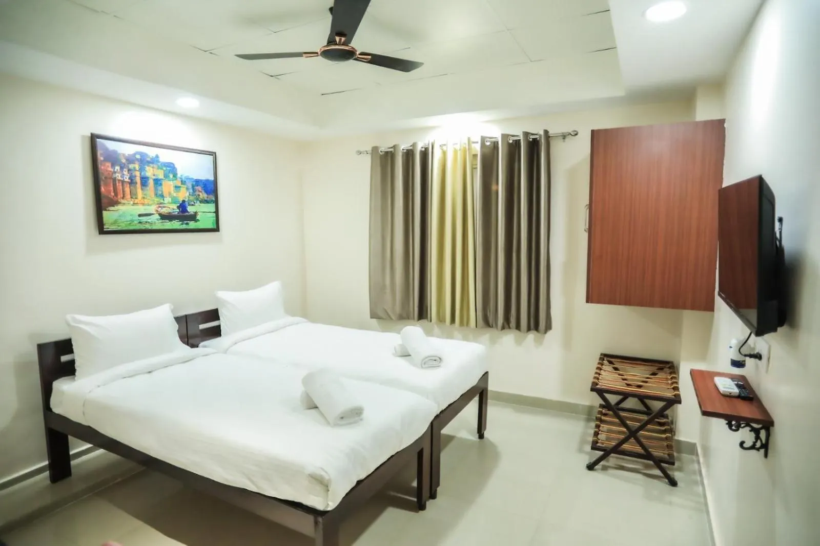 Pretty Garden View Apartment 3Bhk Furnished Flat Near Kashi Vishwanath Temple Varanasi